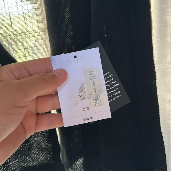 C By Bloomingdale's Cashmere Travel Wrap Black One Size PRICE FIRM - Picture 4 of 4